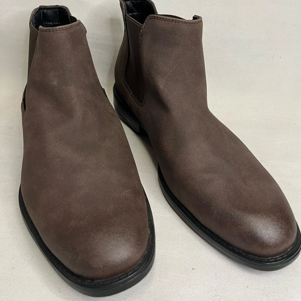 Title: Madden Men Steve Madden Maxxin Faux Nubuck Leather Chelsea Boots NWOB Siz